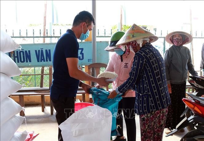 More than 1,444 tonnes of rice from the national reserve will be allocated to five provinces for the upcoming Tet (Lunar New Year) Festival and the between-crop period. (Photo: VNA)