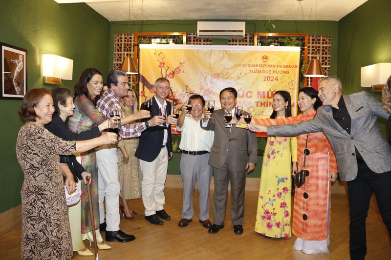 Delegates cheer to celebrate Tet (Photo: Vietnamese Embassy in Brazil)