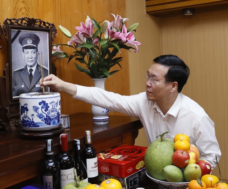 President Vo Van Thuong offers incense to commemorate late President Le Duc Anh (Photo: VNA)