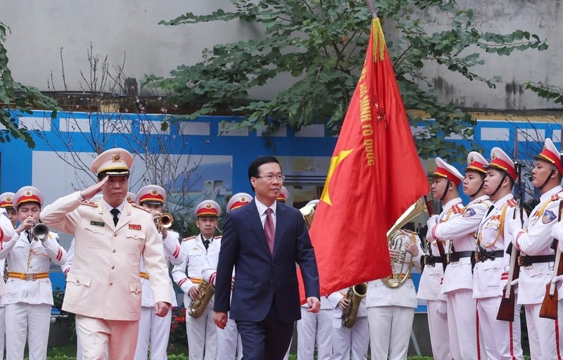 President Vo Van Thuong visits the Guard High Command. (Photo: VNA)