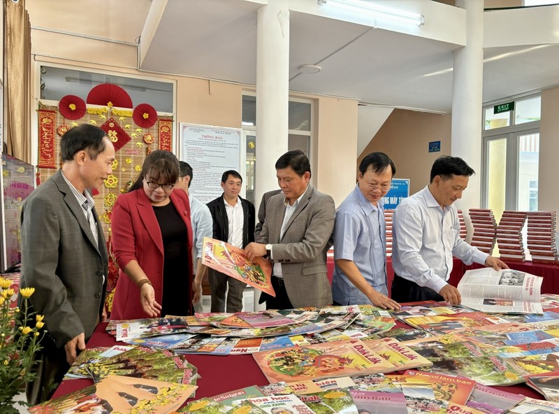 Visitors at the Spring Press Festival in Dak Lak Province (Photo: baodaklak. vn)