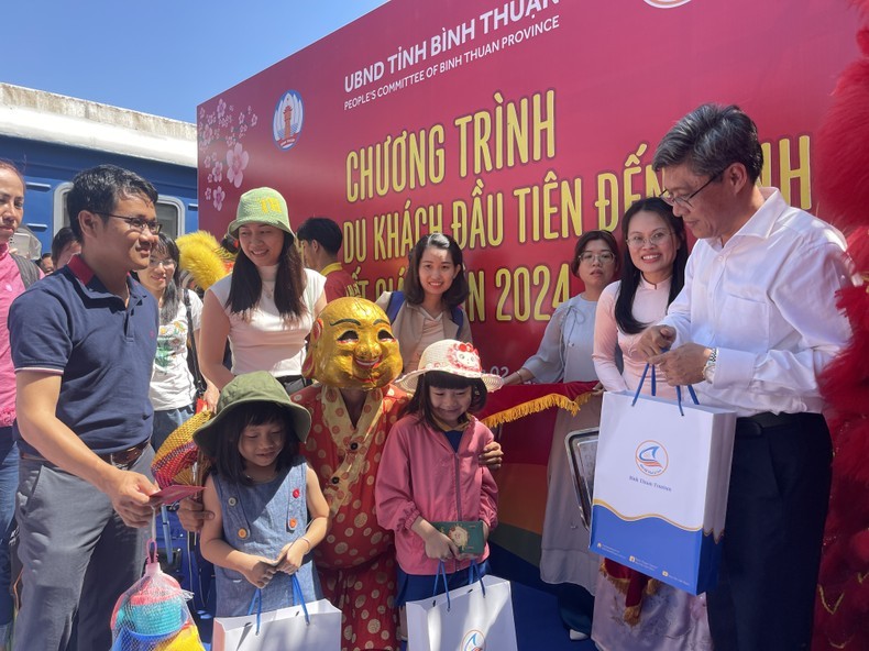 Binh Thuan Province welcomes first tourists of Lunar New Year 2024