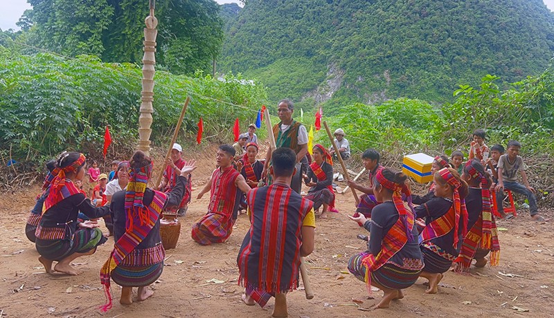 The festival is celebrated annually on the 12th day of the seventh lunar month by the B’ru Van Kieu ethnic community to honour the traditional slash-and-burn agriculture. (Photo: bdt.quangbinh.gov.vn)