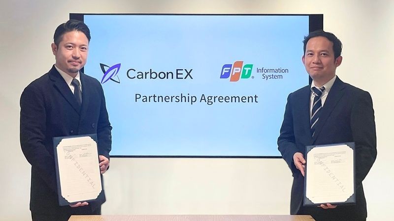 Representatives of the two companies exchange MoUs at a signing ceremony held in Japan. (Photo of FPT IS)