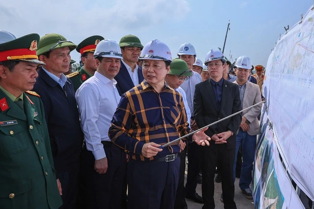 Deputy Prime Minister Tran Hong Ha visits the Dien Chau-Bai Vot section of the expressway project (Photo: VGP)