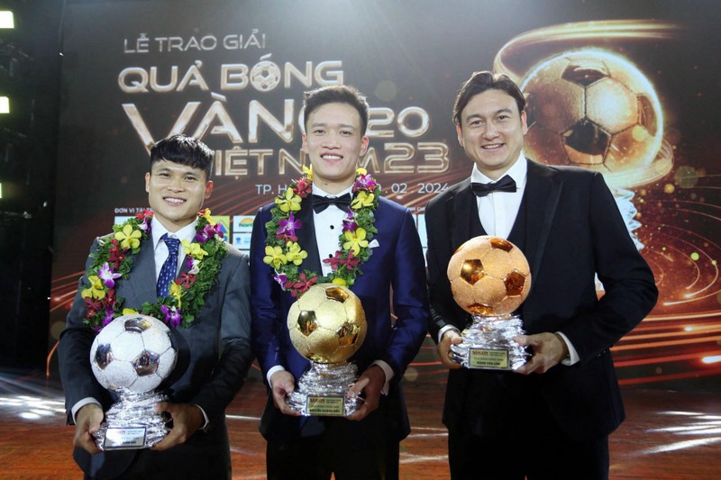 (From left) Winners of Silver, Golden, and Bronze Ball titles in men's cateogry Pham Tuan Hai, Nguyen Hoang Duc, and Pham Van Lam awarded at the ceremony (Photo: thethao.sggp.org.vn)