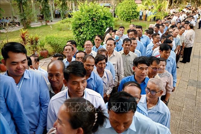 Voters line up to cast ballots (Photo: AFP)