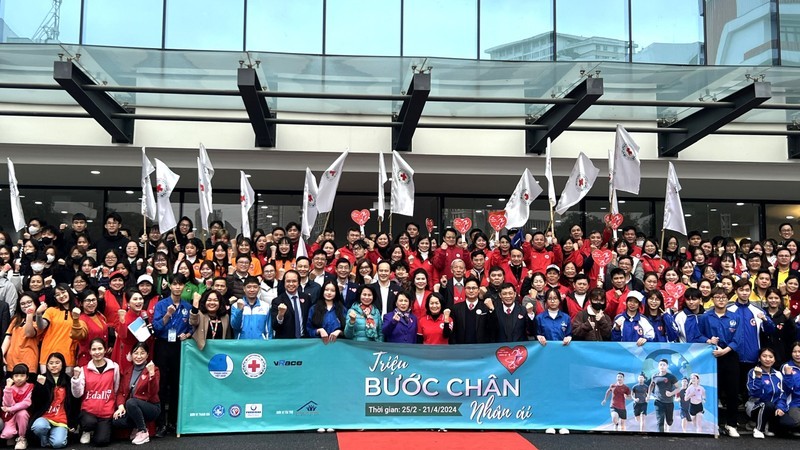 Participants in the launch of the “Million steps of kindness” campaign pose for a group photo on February 25. (Photo: NDO)