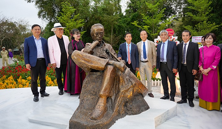 Statue of celebrated musician Trinh Cong Son unveiled on bank of Huong River (Photo: thuathienhue.gov.vn)