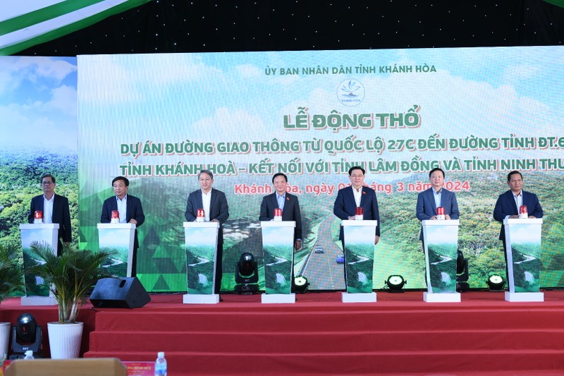 National Assembly Chairman Vuong Dinh Hue (fifth from left) attends a groundbreaking ceremony in the south central province of Khanh Hoa on March 1 for a road from National Highway 27C to provincial road CT.656 which connects with Lam Dong and Ninh Thuan provinces. (Photo: quochoi.vn)