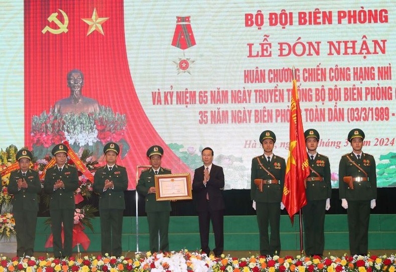 President Vo Van Thuong presents the second-class Feat Order to the Border Guard (Photo: NDO)