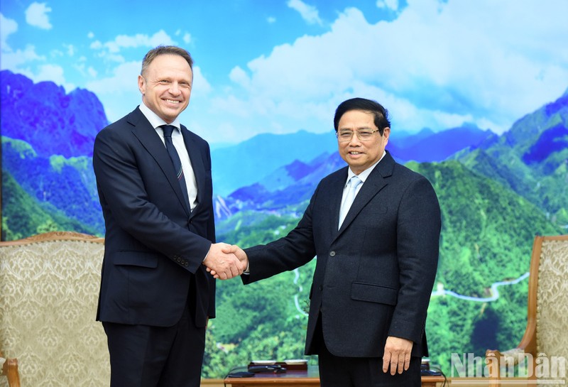 PM Pham Minh Chinh (R) and Italian Minister of Agriculture, Food Sovereignty and Forestry Francesco Lollobrigida (Photo: NDO)
