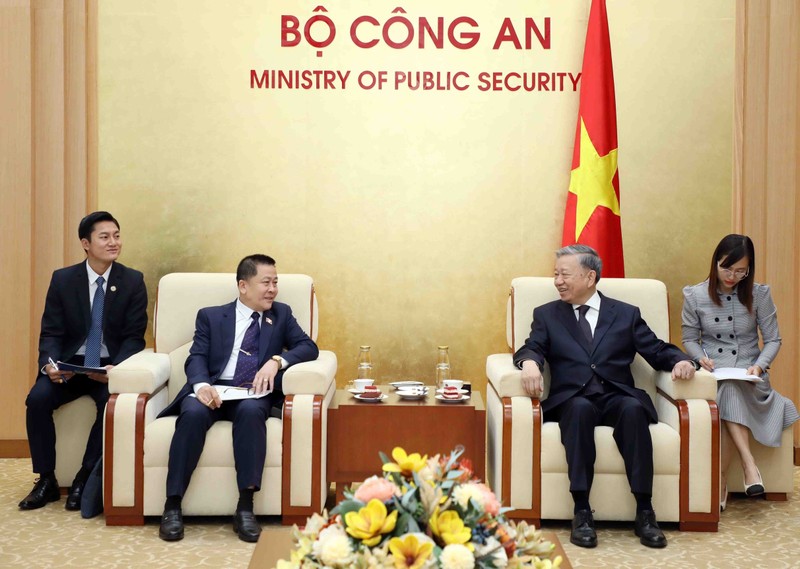 Minister of Public Security General To Lam (R) receives Khonsi Naovalat, head of the Lao Ministry of Public Security's representative agency in Vietnam on March 5 (Photo: VNA)