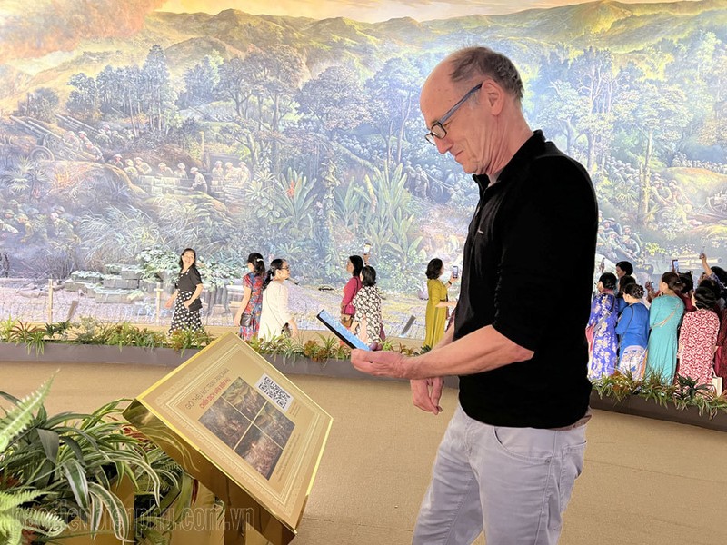 With a smartphone, visitors can easily scan the QR code to learn more about the painting (Photo: http://dic.gov.vn/) 