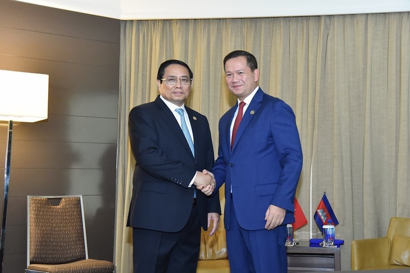 PM Pham Minh Chinh (L) and his Cambodian counterpart Hun Manet (Photo: VNA)