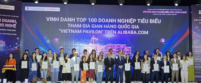 Representatives of the outstanding businesses in the "Vietnam Pavilion" on the Alibaba.com platform. (Photo: hanoimoi.vn)