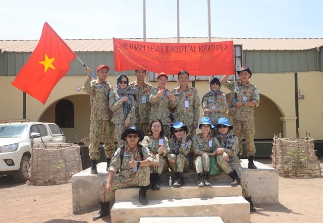 The groups of doctors and officers of Việt Nam Level-2 Field Hospital Rotation 5 in South Sudan participate a volunteer trip to provide health care for women and children in Bentiu Town, Unity State on March 5. (Photo courtesy of Vietnam Department of Peacekeeping Operations)