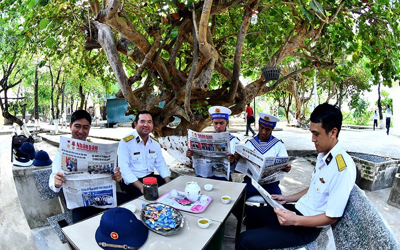 Navy officers and soldiers on Sinh Ton Island, Truong Sa Island District, Khanh Hoa Province, read Nhan Dan Newspaper's publications. (Photo: DANG KHOA)