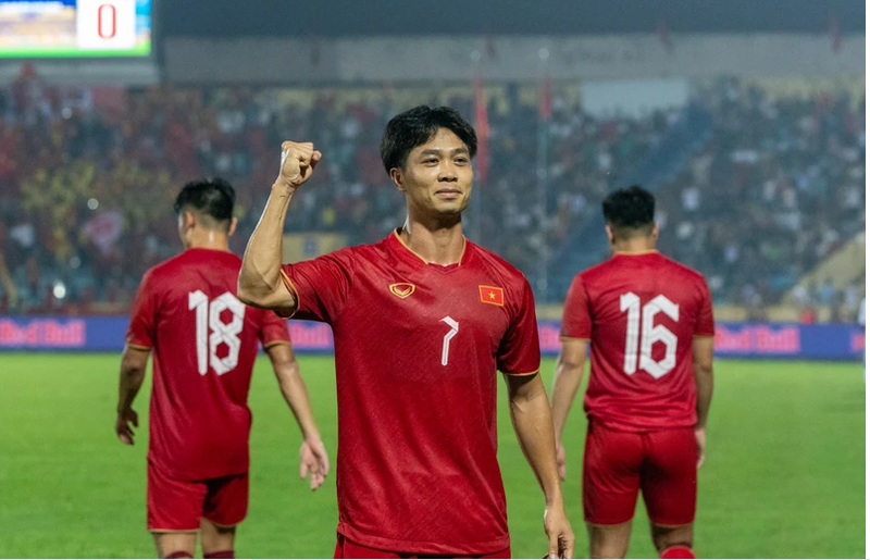 The national men’s football team will welcome the return of a number of familiar players, notably, strikers Nguyen Tien Linh and Nguyen Cong Phuong (middle) (Photo: VNA)