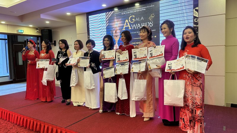 Outstanding businesswomen receive certificates of merits (Photo: VNA)