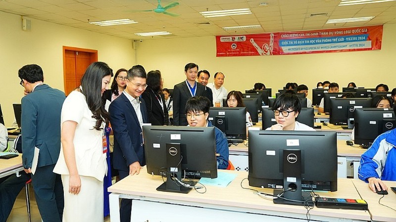 Candidates take part in the MOSWC in Hanoi. (Photo: NDO)