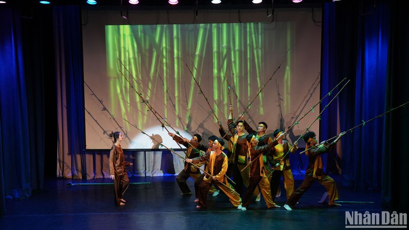 The event highlighted the image of the Vietnamese bamboo through songs, dances, and other art performances (Photo: NDO)