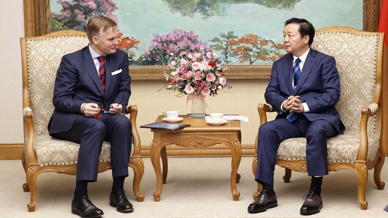 Deputy Prime Minister Tran Hong Ha (R) receives CEO of APM Terminals Keith Svendsen in Hanoi on March 18. (Photo: VNA)