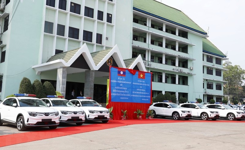 The vehicles presented by the Vietnamese Ministry of Public Security to the Lao Ministry of Public Security in Vientiane on March 18. (Photo: VNA)