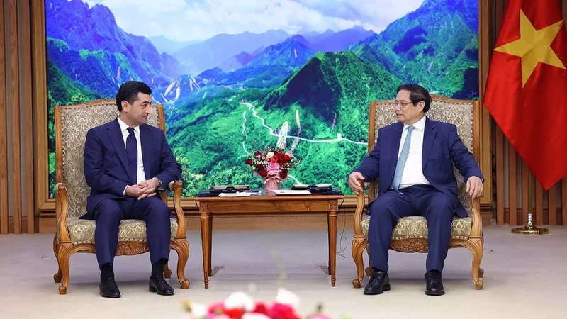 Prime Minister Pham Minh Chinh (R) and Minister of Foreign Affairs of Uzbekistan Bakhtiyor Saidov at the meeting in Hanoi on March 18. (Photo: VNA)