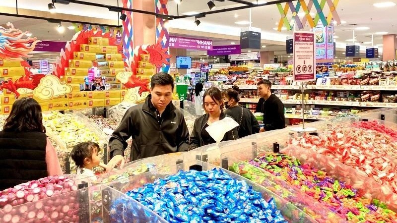 Consumers shop at Aeon Long Bien supermarket. (Photo: NGUYEN TRANG)