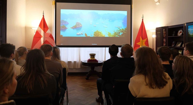 Visitors to the event have the opportunity to get an insight into the culture of Vietnam through a photo exhibition and short films (Photo: baoquocte.vn)