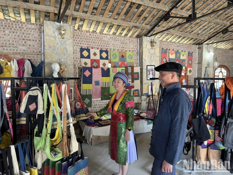 Vang Thi Cau introduces typical products of White Flax Cooperative.