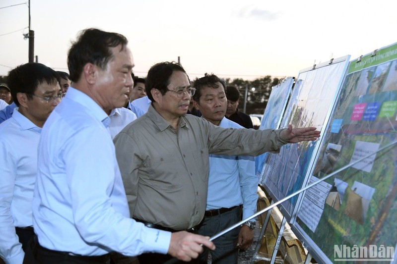 PM Pham Minh Chinh inspects the progress of the Go Cong sea dyke project. (Photo: NDO)