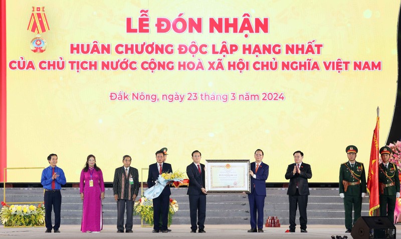 On behalf of the Party and State's leaders, NA Chairman Vuong Dinh Hue awards a first-class Independence Order to Dak Nong at the ceremony. (Photo: quochoi.vn)