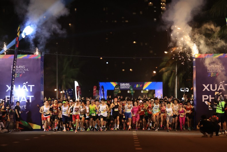 Runners participate in the Danang International Marathon 2024. (Photo: NDO)
