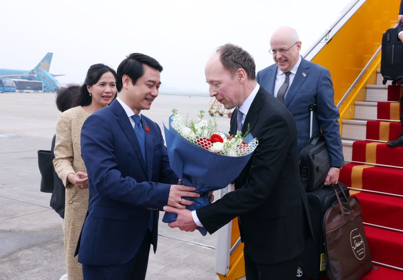 Vice Chairman of the NA’s Committee for Foreign Affairs Le Anh Tuan (L) welcomes Speaker of the Parliament of Finland Jussi Halla-aho at the Noi Bai International Airport. (Photo: VNA) 