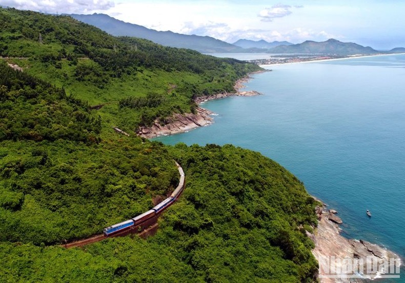 From the train, passengers can see marvellous landscapes, with one side being the Truong Son Mountain Range and the other the deep blue sea.