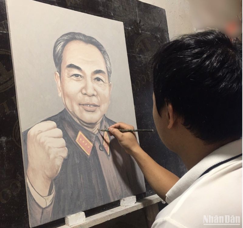 Artisan Bui Van Ben working on a porcelain painting featuring a portrait of General Vo Nguyen Giap.