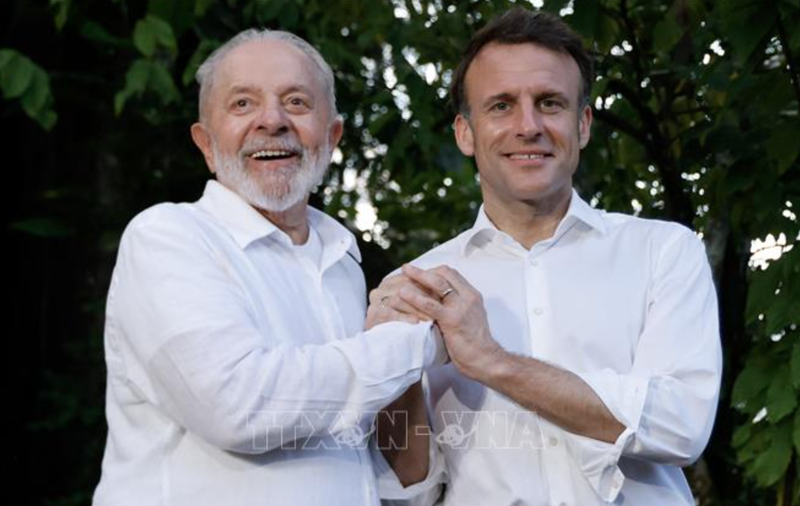 French President Emmanuel Macron (R) and Brazilian President Luiz Inacio Lula da Silva at their meeting in Belem on March 26, 2024. (Photo: AFP/TTXVN)