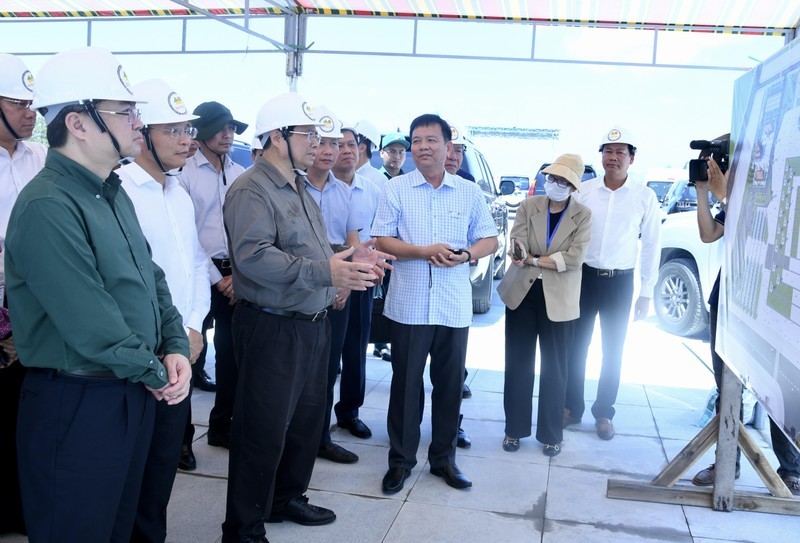 Prime Minister Pham Minh Chinh inspects the construction of President Ho Chi Minh’s monument in Phu Quoc (Photo: NDO)