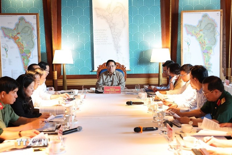 Prime Minister Pham Minh Chinh works with leaders of Kien Giang provine and Phu Quoc city (Photo: VNA)