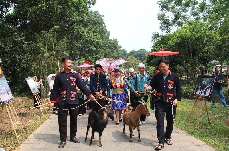 The programme includes a rural market displaying traditional heritages, specialties, handicraft products, and tourist products of ethnic groups in Cao Bang Province (Photo: langvanhoavietnam.vn)