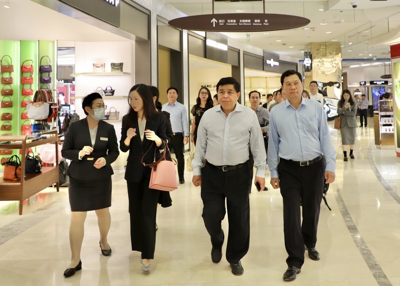 Minister of Planning and Investment Nguyen Chi Dung (C) visits the free trade centre and duty-free trade zone in Haikou. (Photo: NDO)