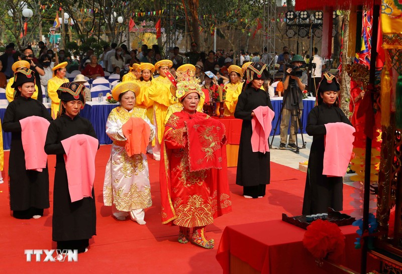 An incense offering to commemorate Hoang Cong Chat at the festival (Photo: VNA)