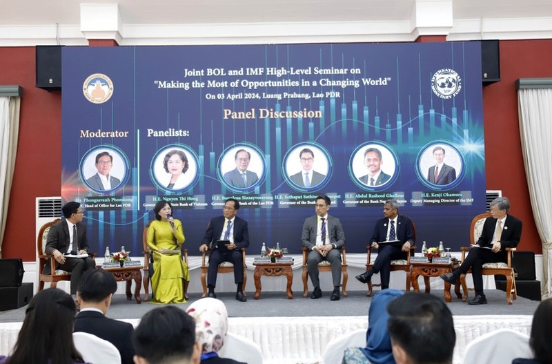 Governor of the State Bank of Vietnam Nguyen Thi Hong (second, left ) speaks at the event. (Photo: VNA)