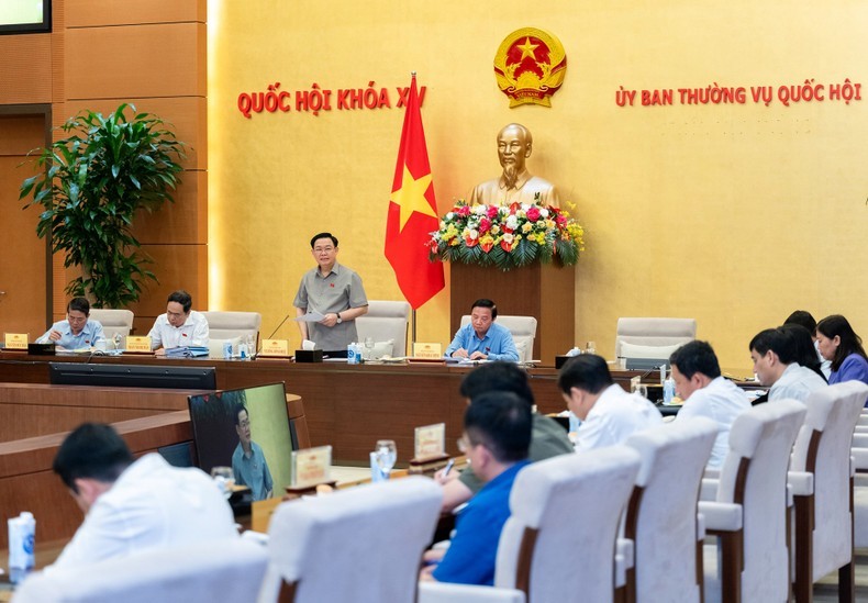 NA Chairman Vuong Dinh Hue speaks at the meeting on April 3. (Photo: NDO)