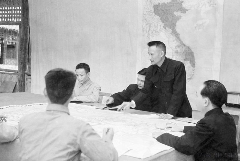 The General Staff of the Vietnam People's Army discuss the operation plan. (Photo: VNA)