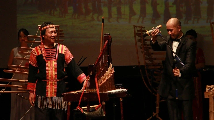 People's Artist Dong Van Minh (L) and his son Dong Quang Vinh at a concert hosted by Suc Song Moi orchestra in 2019 (Photo: tuoitre.vn)