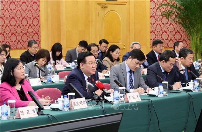 NA Chairman Vuong Dinh Hue addresses a meeting with leaders of China's Shanghai Free Trade Zone (Photo: VNA)