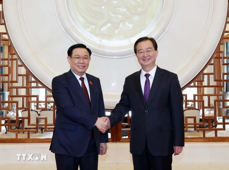 Secretary of the Yunnan provincial Party Committee Wang Ning (R) welcomes NA Chairman Vuong Dinh Hue. (Photo: VNA)